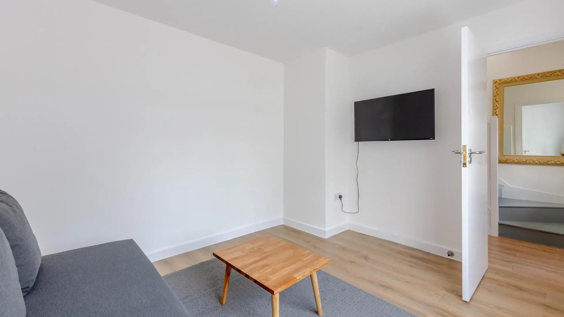 Apartment 2Bd Apt East London Sleeps 7!